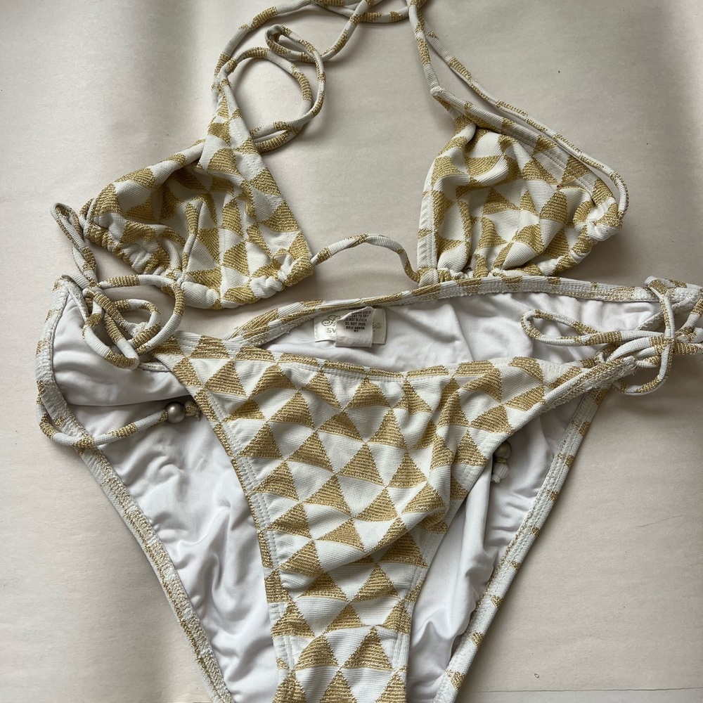 Shoshanna White and Gold Embroidered Label Detail